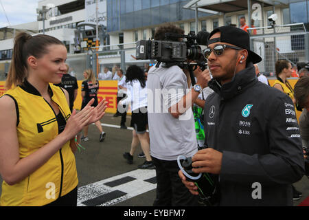 Hungaroring, Budapest, Ungarn. 26. Juli 2015. FIA Formel 1 Grand Prix von Ungarn. Tag des Rennens. Mercedes AMG Petronas Fahrer Lewis Hamilton Sie an die Fahrer-Parade leitet © Action Plus Sport/Alamy Live News Stockfoto