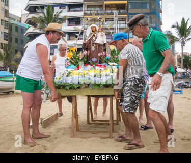 Las Palmas, Gran Canaria, Kanarische Inseln, Spanien. 26. Juli 2015. Fischer tragen Bildnis von La Virgen Carmen (Schutzpatronin der Fischer und Frauen) vom Strand zum Boot vor dem Segeln rund um die Bucht während Fiesta, die del Carmen feiern am Las Canteras in Las Palmas Strand. Bildnachweis: ALANDAWSONPHOTOGRAPHY/Alamy Live-Nachrichten Stockfoto