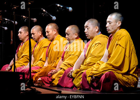 Tashi Lhunpo Mönche auf der Bühne beim Festival WOMAD (World of Music, Arts and Dance) bei Charlton Park auf 26.07.2015 bei Charlton Park, Malmesbury.   Die tibetischen Mönche bringen einen Einblick in die Welt der tibetischen Musik und heiligen Tanz. Vom ersten Dalai Lama im 15. Jahrhundert gegründet, gehörte Tashi Lhunpo Kloster Tibets berühmtesten Zentren des Buddhismus zu lernen, mit mehr als 6.000 Mönche und Studenten. Es ist der Sitz des Panchen Lama, Sekunde nur an Bedeutung, seine Heiligkeit der Dalai Lama. Nach HH Flucht des Dalai Lama aus Tibet, Tashi Lhunpo Kloster neu gegründete Exil ich Stockfoto