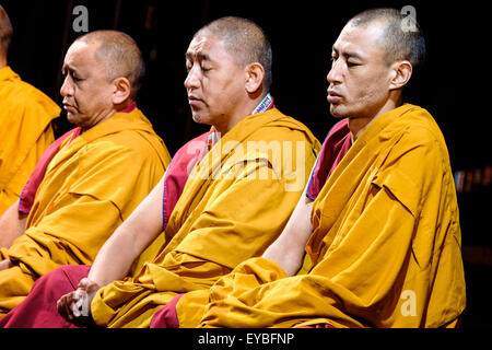 Tashi Lhunpo Mönche auf der Bühne beim Festival WOMAD (World of Music, Arts and Dance) bei Charlton Park auf 26.07.2015 bei Charlton Park, Malmesbury.   Die tibetischen Mönche bringen einen Einblick in die Welt der tibetischen Musik und heiligen Tanz. Vom ersten Dalai Lama im 15. Jahrhundert gegründet, gehörte Tashi Lhunpo Kloster Tibets berühmtesten Zentren des Buddhismus zu lernen, mit mehr als 6.000 Mönche und Studenten. Es ist der Sitz des Panchen Lama, Sekunde nur an Bedeutung, seine Heiligkeit der Dalai Lama. Nach HH Flucht des Dalai Lama aus Tibet, Tashi Lhunpo Kloster neu gegründete Exil ich Stockfoto