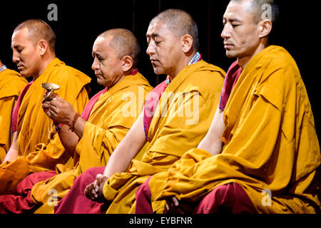 Tashi Lhunpo Mönche auf der Bühne beim Festival WOMAD (World of Music, Arts and Dance) bei Charlton Park auf 26.07.2015 bei Charlton Park, Malmesbury.   Die tibetischen Mönche bringen einen Einblick in die Welt der tibetischen Musik und heiligen Tanz. Vom ersten Dalai Lama im 15. Jahrhundert gegründet, gehörte Tashi Lhunpo Kloster Tibets berühmtesten Zentren des Buddhismus zu lernen, mit mehr als 6.000 Mönche und Studenten. Es ist der Sitz des Panchen Lama, Sekunde nur an Bedeutung, seine Heiligkeit der Dalai Lama. Nach HH Flucht des Dalai Lama aus Tibet, Tashi Lhunpo Kloster neu gegründete Exil ich Stockfoto