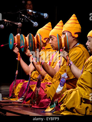 Tashi Lhunpo Mönche auf der Bühne beim Festival WOMAD (World of Music, Arts and Dance) bei Charlton Park auf 26.07.2015 bei Charlton Park, Malmesbury.   Die tibetischen Mönche bringen einen Einblick in die Welt der tibetischen Musik und heiligen Tanz. Vom ersten Dalai Lama im 15. Jahrhundert gegründet, gehörte Tashi Lhunpo Kloster Tibets berühmtesten Zentren des Buddhismus zu lernen, mit mehr als 6.000 Mönche und Studenten. Es ist der Sitz des Panchen Lama, Sekunde nur an Bedeutung, seine Heiligkeit der Dalai Lama. Nach HH Flucht des Dalai Lama aus Tibet, Tashi Lhunpo Kloster neu gegründete Exil ich Stockfoto