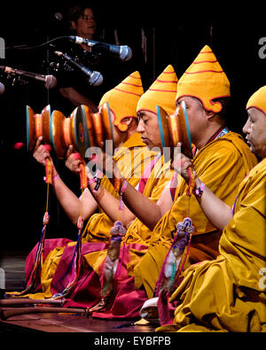 Tashi Lhunpo Mönche auf der Bühne beim Festival WOMAD (World of Music, Arts and Dance) bei Charlton Park auf 26.07.2015 bei Charlton Park, Malmesbury.   Die tibetischen Mönche bringen einen Einblick in die Welt der tibetischen Musik und heiligen Tanz. Vom ersten Dalai Lama im 15. Jahrhundert gegründet, gehörte Tashi Lhunpo Kloster Tibets berühmtesten Zentren des Buddhismus zu lernen, mit mehr als 6.000 Mönche und Studenten. Es ist der Sitz des Panchen Lama, Sekunde nur an Bedeutung, seine Heiligkeit der Dalai Lama. Nach HH Flucht des Dalai Lama aus Tibet, Tashi Lhunpo Kloster neu gegründete Exil ich Stockfoto