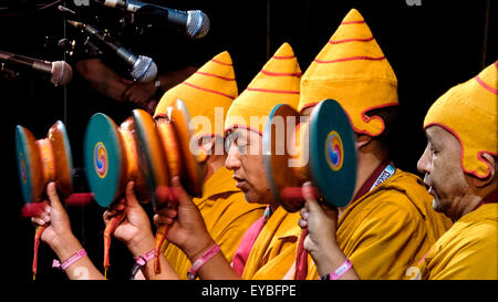 Tashi Lhunpo Mönche auf der Bühne beim Festival WOMAD (World of Music, Arts and Dance) bei Charlton Park auf 26.07.2015 bei Charlton Park, Malmesbury.   Die tibetischen Mönche bringen einen Einblick in die Welt der tibetischen Musik und heiligen Tanz. Vom ersten Dalai Lama im 15. Jahrhundert gegründet, gehörte Tashi Lhunpo Kloster Tibets berühmtesten Zentren des Buddhismus zu lernen, mit mehr als 6.000 Mönche und Studenten. Es ist der Sitz des Panchen Lama, Sekunde nur an Bedeutung, seine Heiligkeit der Dalai Lama. Nach HH Flucht des Dalai Lama aus Tibet, Tashi Lhunpo Kloster neu gegründete Exil ich Stockfoto