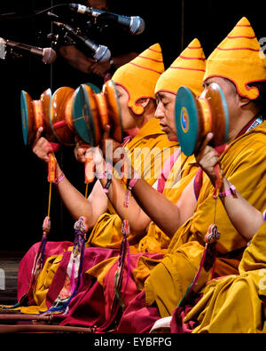 Tashi Lhunpo Mönche auf der Bühne beim Festival WOMAD (World of Music, Arts and Dance) bei Charlton Park auf 26.07.2015 bei Charlton Park, Malmesbury.   Die tibetischen Mönche bringen einen Einblick in die Welt der tibetischen Musik und heiligen Tanz. Vom ersten Dalai Lama im 15. Jahrhundert gegründet, gehörte Tashi Lhunpo Kloster Tibets berühmtesten Zentren des Buddhismus zu lernen, mit mehr als 6.000 Mönche und Studenten. Es ist der Sitz des Panchen Lama, Sekunde nur an Bedeutung, seine Heiligkeit der Dalai Lama. Nach HH Flucht des Dalai Lama aus Tibet, Tashi Lhunpo Kloster neu gegründete Exil ich Stockfoto