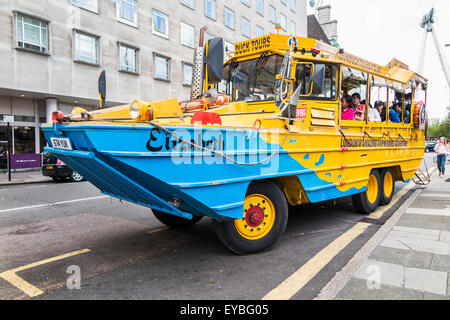 Touristische Sehenswürdigkeiten: blau und gelb London Duck Tours amphibischen DUKW Fahrzeug "Elizabeth" mit Touristen auf Sightseeing-Tour durch London Sehenswürdigkeiten Stockfoto