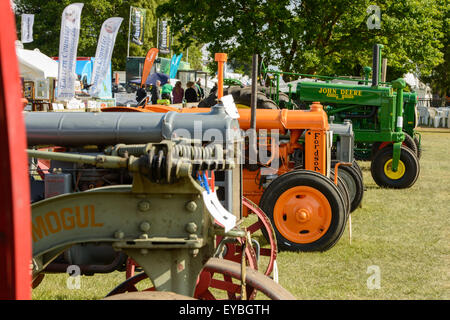 Oldtimer Traktoren auf dem Display an der Suffolk-Show Stockfoto