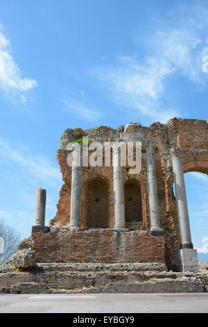 Das griechische Theater oder das Teatro Greco in Taormina, Sizilien mit dem Schnee bedeckt den Ätna im Hintergrund Stockfoto