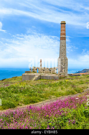 Der alte Kompressor Haus Kamin an der Levante Zinnmine, Trewellard, Pendeen, in der Nähe von St Just, Cornwall, England, UK Stockfoto