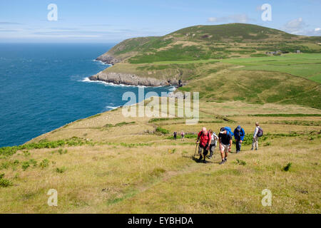 Gruppe der Wanderer zu Fuß auf Wales Meer Weg von Porth Llanllawen Lleyn Halbinsel / Pen Llyn Gwynedd North Wales UK Großbritannien Stockfoto