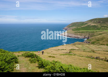 Blick zum Porth Llanllawen mit Wanderer zu Fuß auf Wales Coast Path auf Lleyn Halbinsel / Pen Llyn Gwynedd North Wales UK Großbritannien Stockfoto