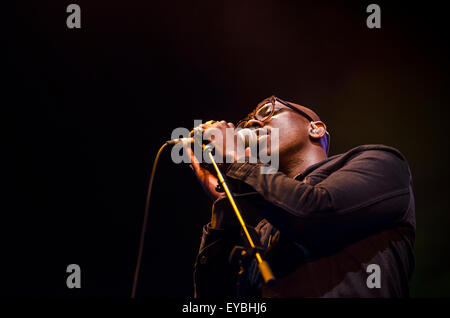 Malmesbury, Wiltshire, UK. 26. Juli 2015. Ghostpoet, die live im Siam-Zelt am dritten und letzten Tag des WOMAD Musik Festival, Charlton Park, England, UK. Bildnachweis: Francesca Moore/Alamy Live-Nachrichten Stockfoto