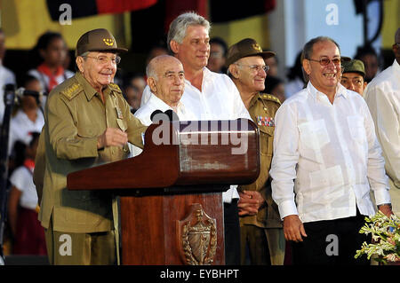 (150726) - SANTIAGO DE CUBA, 26. Juli 2015 (Xinhua)--Kubas Präsident Raul Castro (1. L) hält eine Rede während der nationalen Veranstaltung zum 62. Jahrestag der Angriffe auf die Moncada-Kaserne und Carlos Manuel de Céspedes, in Santiago De Cuba, Kuba, 26. Juli 2015. Um die Blockade der Vereinigten Staaten nach Kuba zu beenden und zurück von dem Marinestützpunkt Guantanamo besetzte Gebiet sind Voraussetzungen für die Normalisierung der Beziehungen, bekräftigte am Sonntag von kubanischen Vizepräsident José Ramón Machado Ventura. (Xinhua/Str) Stockfoto