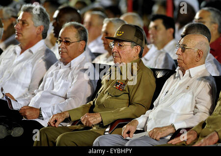 (150726) - SANTIAGO DE CUBA, 26. Juli 2015 (Xinhua)--Kubas Präsident Raul Castro (2., R) und kubanischen Vice President der Staatsräte und Minister, José Ramón Machado Ventura (1., R), der nationalen Veranstaltung zum 62. Jahrestag der Angriffe auf die Moncada-Kaserne und Carlos Manuel de Céspedes, in Santiago De Cuba, Kuba, am 26. Juli, 2015.To die Blockade der Vereinigten Staaten nach Kuba zu beenden und zurück von dem Marinestützpunkt Guantanamo besetzte Gebiet sind die Bedingungen für die Normalisierung der Beziehungen, bekräftigte am Sonntag von kubanischen Vizepräsident José Ramón Machado Ventura. ( Stockfoto