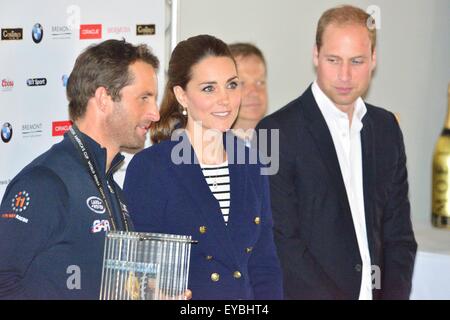 Portsmouth, Hampshire, UK. 26. Juli 2015. Der Herzog und Herzogin von Cambridge vorhanden Sir Ben Ainslie, Skipper des britischen "Land Rover BAR" Teams mit den Pokal für den Gewinn der Louis Vuitton America Cup World Series Portsmouth bei der offiziellen Siegerehrung.  Der Cup wurde von 5 Jahre alten Leo Howard aus einer örtlichen Schule eröffnen 1851 entworfen und hergestellt von Künstlerin Michelle Littlewood Credit: Wendy Johnson/Alamy Live News (Fotograf Medien akkreditiert für dieses Ereignis) Stockfoto