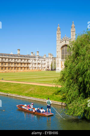 Punting Rundfahrt auf dem Fluss Cam mit Kings College und Clare College in Cambridge Cambridgeshire England UK GB EU Europa Stockfoto