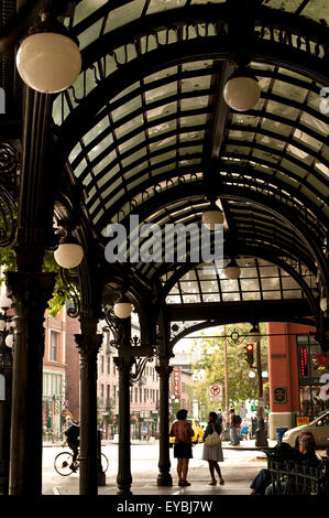 Downtown Seattle am historischen Pioneer Square mit Pergola und Menschen Stockfoto