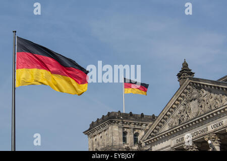 Deutsche Fähnchen am reichstag Stockfoto