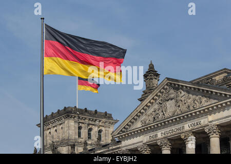 Deutsche Fähnchen am reichstag Stockfoto