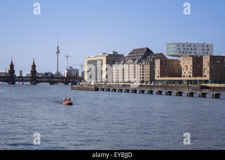 Berlin, Kreuzberg-Skyline: Spree, Oberbaum Brücke und TV-Turm Stockfoto