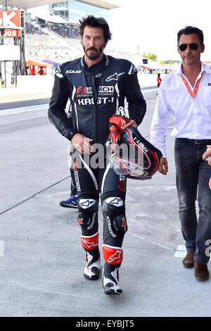 Schauspieler Keanu Reeves Testfahrten seinen Bogen Motorrad "KRGT-1" während der Suzuka 8 Stunden FIM Endurance World Championship in Suzuka in der Präfektur Mie, Japan am 25. Juli 2015. Stockfoto