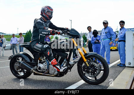 Schauspieler Keanu Reeves Testfahrten seinen Bogen Motorrad "KRGT-1" während der Suzuka 8 Stunden FIM Endurance World Championship in Suzuka in der Präfektur Mie, Japan am 25. Juli 2015. Stockfoto