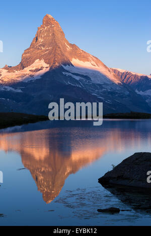 Sonnenaufgang am Matterhorn (Cervino) Berg. Reflexion auf See Stellisee, Zermatt, Schweizer Alpen. Die Schweiz. Stockfoto