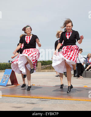 Whitley Bay UK. 26. Juli 2015. Appalachen Schritt This Way auf die Whitley Bay unter der Kuppel Festival, North Tyneside tanzen. Bildnachweis: Washington Imaging/Alamy Live-Nachrichten Stockfoto