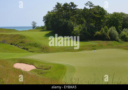 Whistling Straits Golf Course in Kohler, WI, entworfen von Pete Dye und Funktionen etwa zwei Meilen der Küste des Lake Michigan. Stockfoto