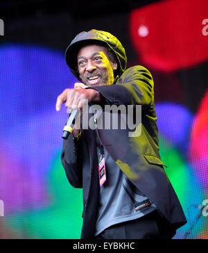 Perth, Schottland, Großbritannien. 26. Juli 2015. Angus Gaye von Aswad singt bei The Rewind Festival Scone Palace Perth, Schottland, UK, Sonntag, 26. Juli 2015 Credit: Derek Allan/Alamy Live News Stockfoto