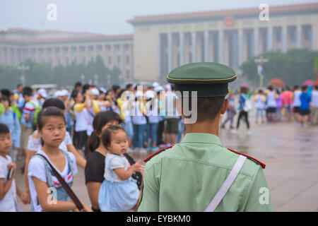 Polizist/Soldat wacht über dem Tiananmen-Platz, Peking, mit großen Halle des Volkes in die backgroung Stockfoto