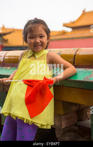 Chinesin mit Nationalflagge genießen Sie einen Besuch in Peking die Verbotene Stadt - Juli 2015 Stockfoto