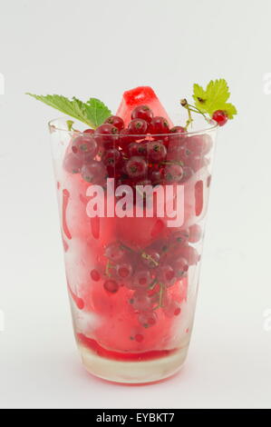 Johannisbeere Eistee in ein Glas mit frischen Johannisbeeren Obst isoliert Stockfoto