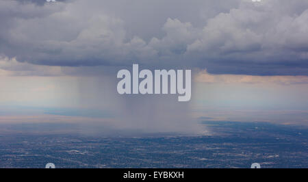 Regen gießt auf Albuquerque Airport aus Wolken über der Stadt.  Blick vom Sandia Crest Autobahn auf scenic Byway zum Gipfel gesehen. Stockfoto