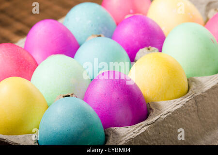 Papier-Eierkarton bunte natürlich gefärbten Ostereier Stockfoto