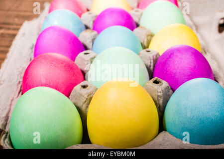 Papier-Eierkarton bunte natürlich gefärbten Ostereier Stockfoto