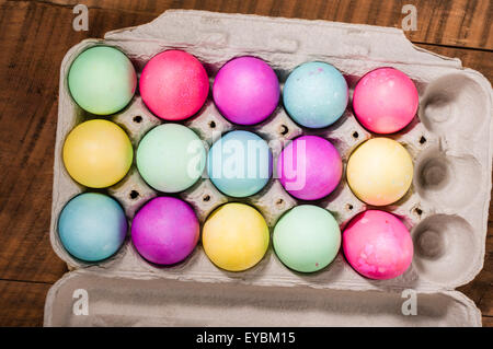 Papier-Eierkarton bunte natürlich gefärbten Ostereier Stockfoto