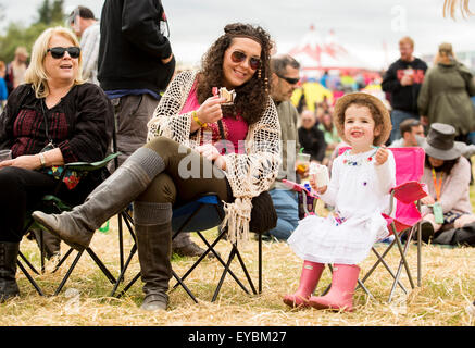 Festivalbesucher des Weidenmanns Festivals am Dundrennan am 25. Juli 2015 in Dumfries, Schottland. Bildnachweis: Sam Kovak/Alamy Live-Nachrichten Stockfoto