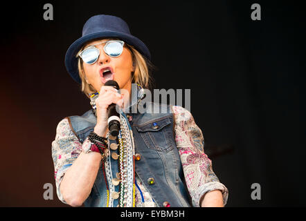 Schottische Sängerin Lulu auf der Hauptbühne auf dem Weidenmanns Festival in Dundrennan, Dumfries, Scotland am 24. Juli 2015 führt © S Stockfoto