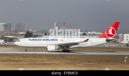 ISTANBUL, Türkei - 9. Juli 2015: Turkish Airlines Airbus A330-202 (CN 932) startet vom Flughafen Istanbul-Atatürk. THY ist die Stockfoto