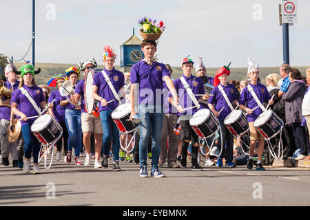 Swanage, Dorset UK 26. Juli 2015. Swanage Karnevalsumzug im Juli mit dem Thema der Superhelden - Brentwood kaiserliche Jugend Band Credit: Carolyn Jenkins/Alamy Live News Stockfoto