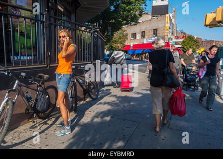 Brighton Beach, Brooklyn, New York, USA, verschiedene Menschen, Walking in Neighborhood Street NY Szenen, Frauen nyc New york City Stockfoto