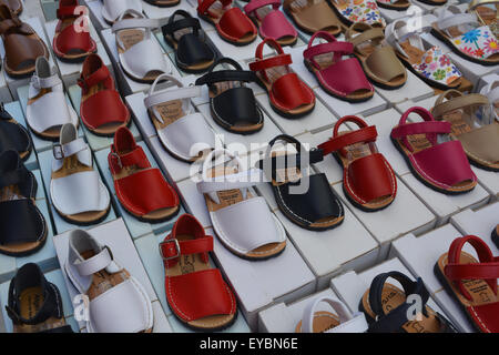 Kinderschuhe, made in Spanien, für Verkauf auf einem Marktstand in Javea, Alicante, Spanien. Stockfoto