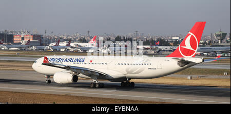 ISTANBUL, Türkei - 9. Juli 2015: Turkish Airlines Airbus A330-343 (CN 1212) startet vom Flughafen Istanbul-Atatürk. THY ist die Stockfoto