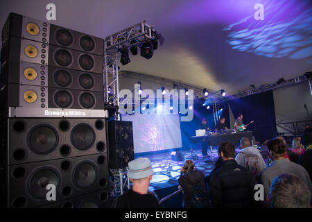 Malmesbury, Wiltshire, UK. 26. Juli 2015. Elektro-Künstler Plaid spielen der Schlusstag der das Womad-Festival (Welt der Musik und Tanz) auf der Bühne Bowers Wilkinsons welche Funktionen kristallklare high-Definition-Sound. Bildnachweis: Wayne Farrell/Alamy Live-Nachrichten Stockfoto