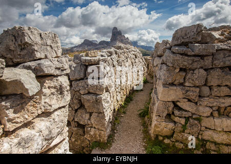 Rocky Schützengräben des Ersten Weltkriegs auf dem Monte Piana. Die Drei Zinnen im Hintergrund. Die Sextner Dolomiten. Italienische Alpen. Europa. Stockfoto