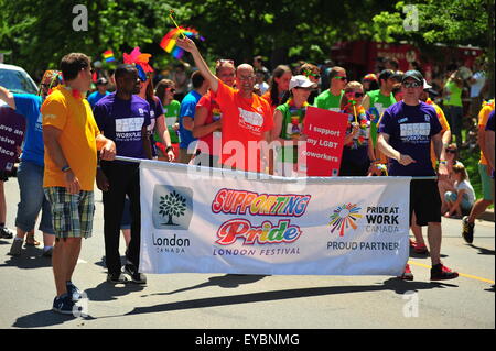 London, Ontario, Kanada. 26. Juli 2015. Tausende von Menschen Linie die Straßen von London über 100 Schwimmer anzeigen teilnehmen in der 21. jährlichen Pride Parade. Die Parade kommt am Ende der 10 Tage des Pride-Veranstaltungen in der ganzen Stadt. Bildnachweis: Jonny White/Alamy Live-Nachrichten Stockfoto