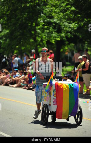 London, Ontario, Kanada. 26. Juli 2015. Tausende von Menschen Linie die Straßen von London über 100 Schwimmer anzeigen teilnehmen in der 21. jährlichen Pride Parade. Die Parade kommt am Ende der 10 Tage des Pride-Veranstaltungen in der ganzen Stadt. Bildnachweis: Jonny White/Alamy Live-Nachrichten Stockfoto