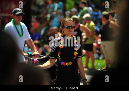 London, Ontario, Kanada. 26. Juli 2015. Tausende von Menschen Linie die Straßen von London über 100 Schwimmer anzeigen teilnehmen in der 21. jährlichen Pride Parade. Die Parade kommt am Ende der 10 Tage des Pride-Veranstaltungen in der ganzen Stadt. Bildnachweis: Jonny White/Alamy Live-Nachrichten Stockfoto