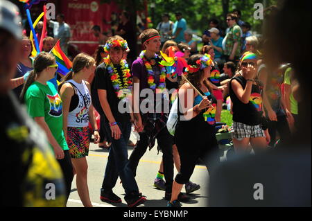 London, Ontario, Kanada. 26. Juli 2015. Tausende von Menschen Linie die Straßen von London über 100 Schwimmer anzeigen teilnehmen in der 21. jährlichen Pride Parade. Die Parade kommt am Ende der 10 Tage des Pride-Veranstaltungen in der ganzen Stadt. Bildnachweis: Jonny White/Alamy Live-Nachrichten Stockfoto